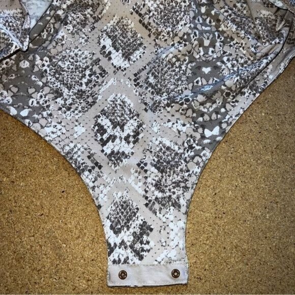 Leith Snake Print Bodysuit Women L Beige Polyester Spandex Stretchy Chic V-Neck - Picture 7 of 8